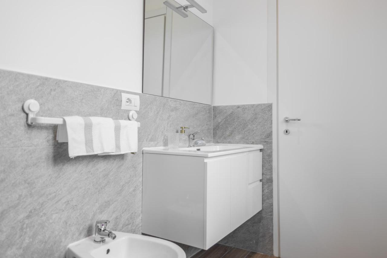 Lora Apartment,Free Private Parking, Self Check In,1 Como Buitenkant foto