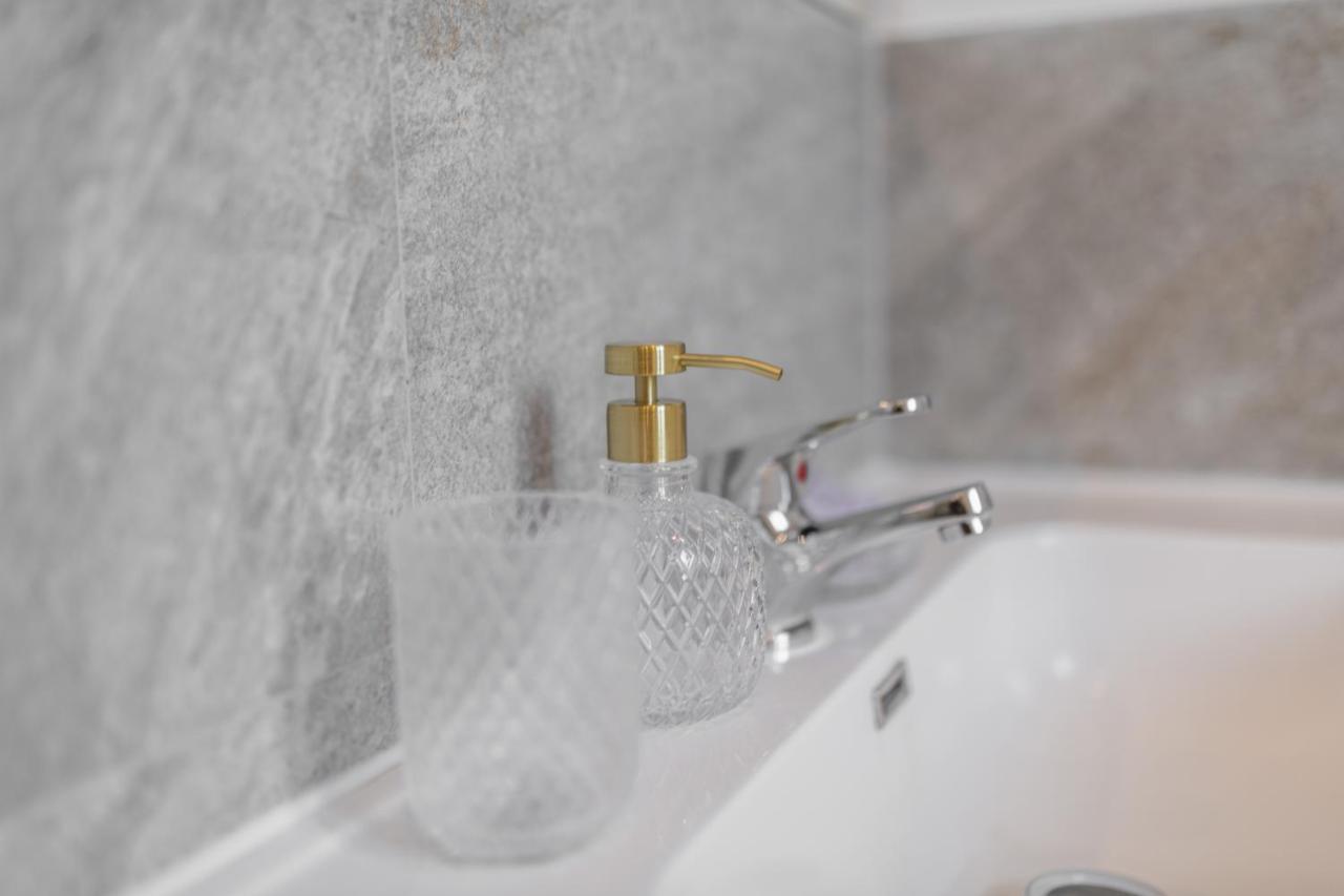 Lora Apartment,Free Private Parking, Self Check In,1 Como Buitenkant foto